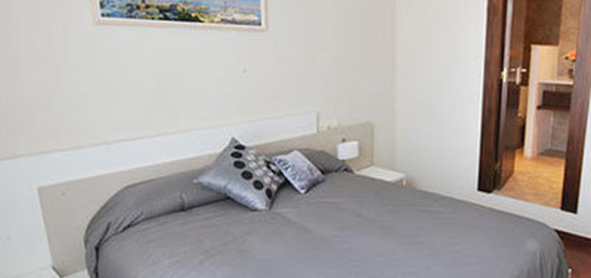 Dormitorio Estilo contemporaneo Color marron, blanco, gris  diseñado por G+C obra interior SL | Interiorista 