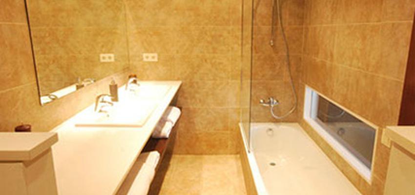 Baño Estilo contemporaneo Color marron, blanco  diseñado por G+C obra interior SL | Interiorista 