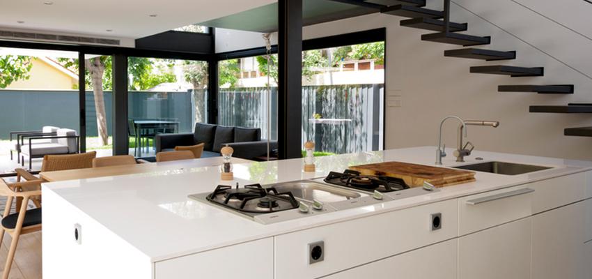 Comedor, Cocina, Escalera, Loft Estilo moderno Color marron, blanco, gris, negro  diseñado por MIG CONSTRUIR | Arquitecto 