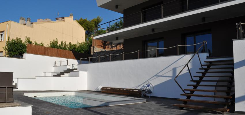 Balcon, Piscina, Escalera Estilo moderno Color azul cielo, marron, blanco, gris, gris  diseñado por MIG CONSTRUIR | Arquitecto 