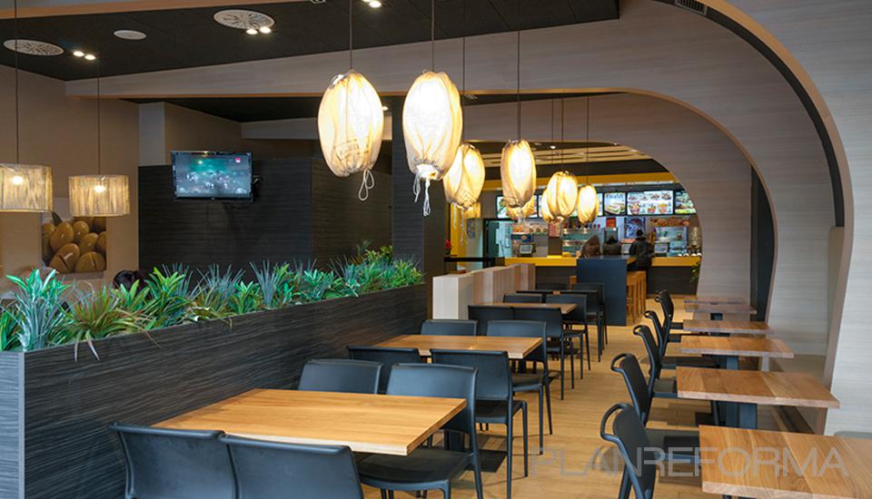 Restaurante Estilo mediterraneo Color marron, amarillo, marron, blanco, gris, negro  diseñado por MIG CONSTRUIR | Arquitecto 