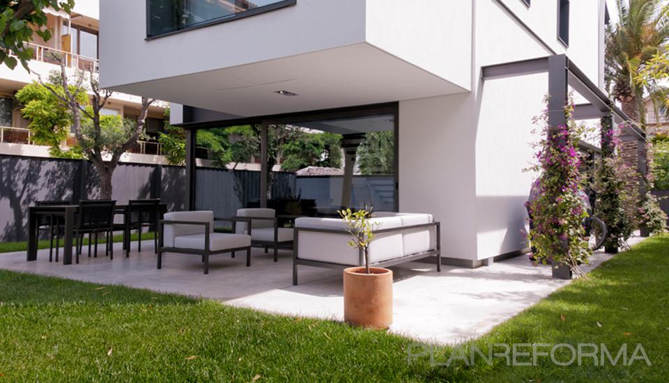 Porche, Exterior, Jardin Estilo contemporaneo Color verde, blanco, gris, negro  diseñado por MIG CONSTRUIR | Arquitecto 