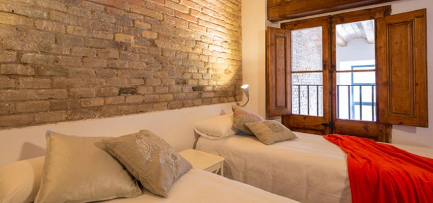 Dormitorio, Balcon Estilo rustico Color rojo, marron, beige, blanco  diseñado por MIG CONSTRUIR | Arquitecto 