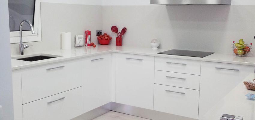 Cocina style contemporaneo color blanco, gris, plateado  diseñado por Carmen Fernandez Dorado |  Interiorismo y dirección de obras | Interiorista 
