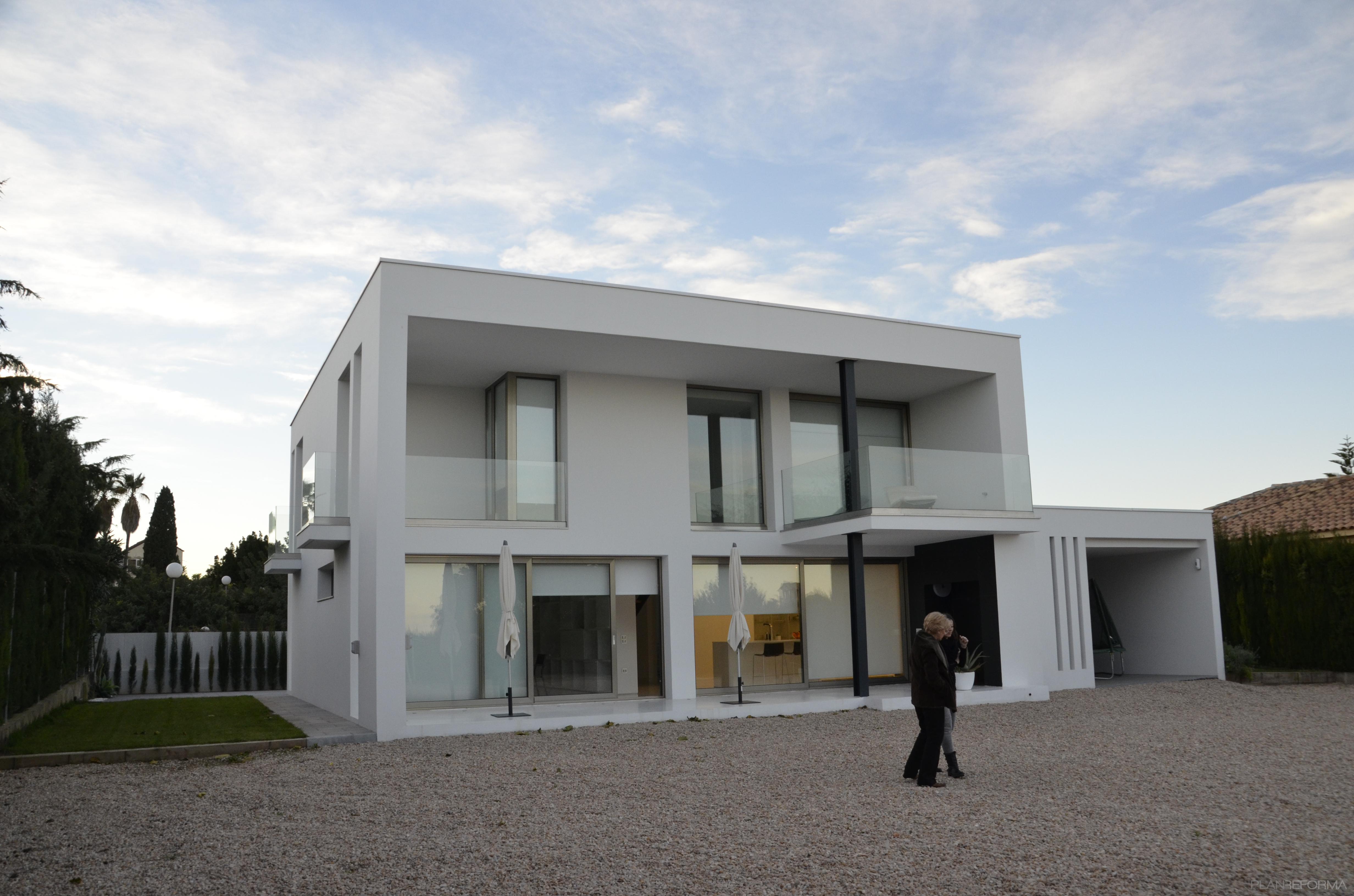 Exterior style moderno color blanco, negro  diseñado por Élite Seis | Arquitecto | Copyright La imagen es de mi propiedad