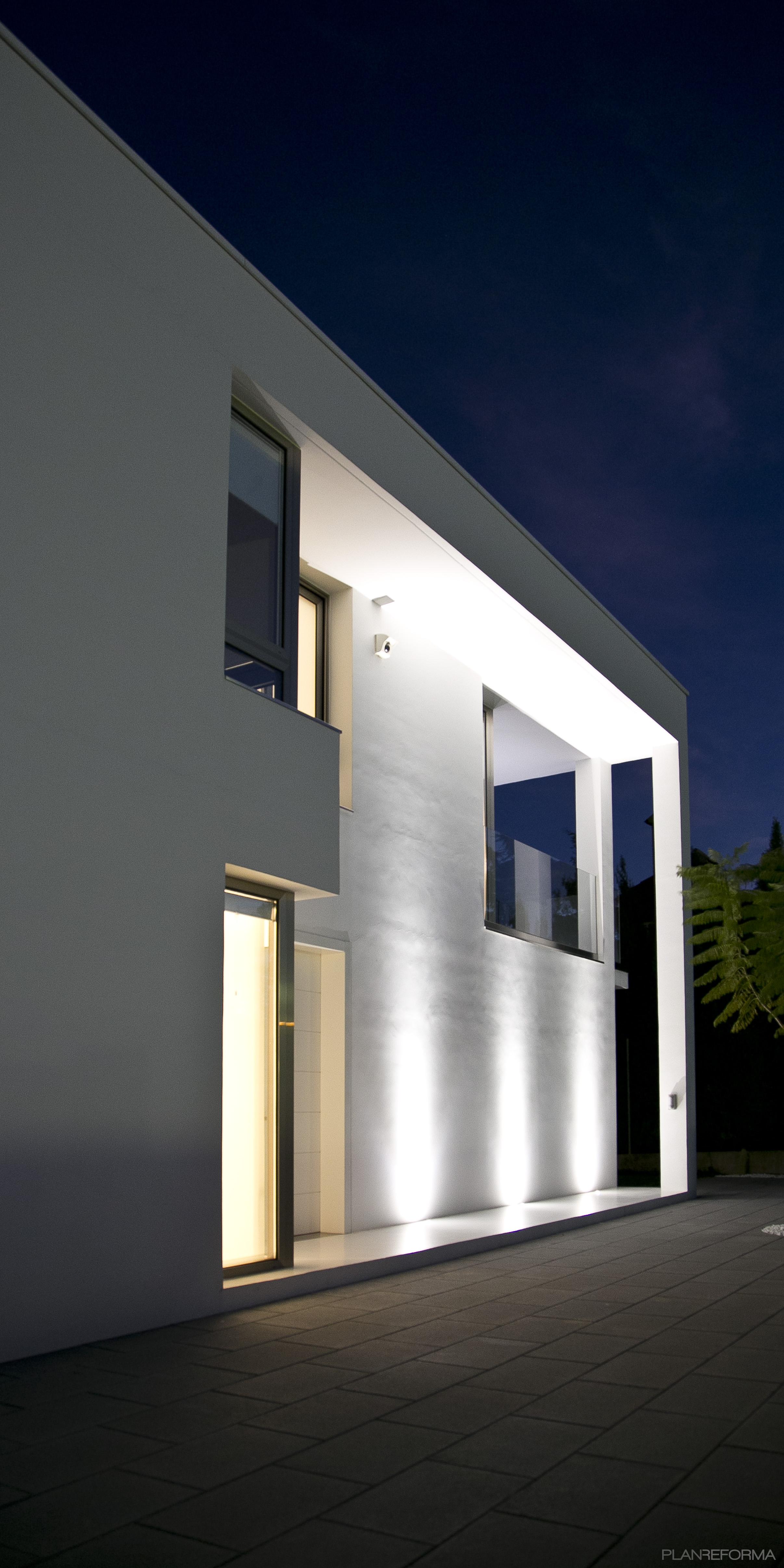 Exterior style contemporaneo color blanco, negro  diseñado por Élite Seis | Arquitecto | Copyright La imagen es de mi propiedad