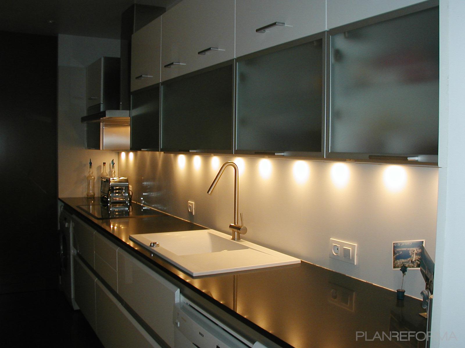 Cocina style contemporaneo color marron, blanco  diseñado por Élite Seis | Arquitecto | Copyright La imagen es de mi propiedad