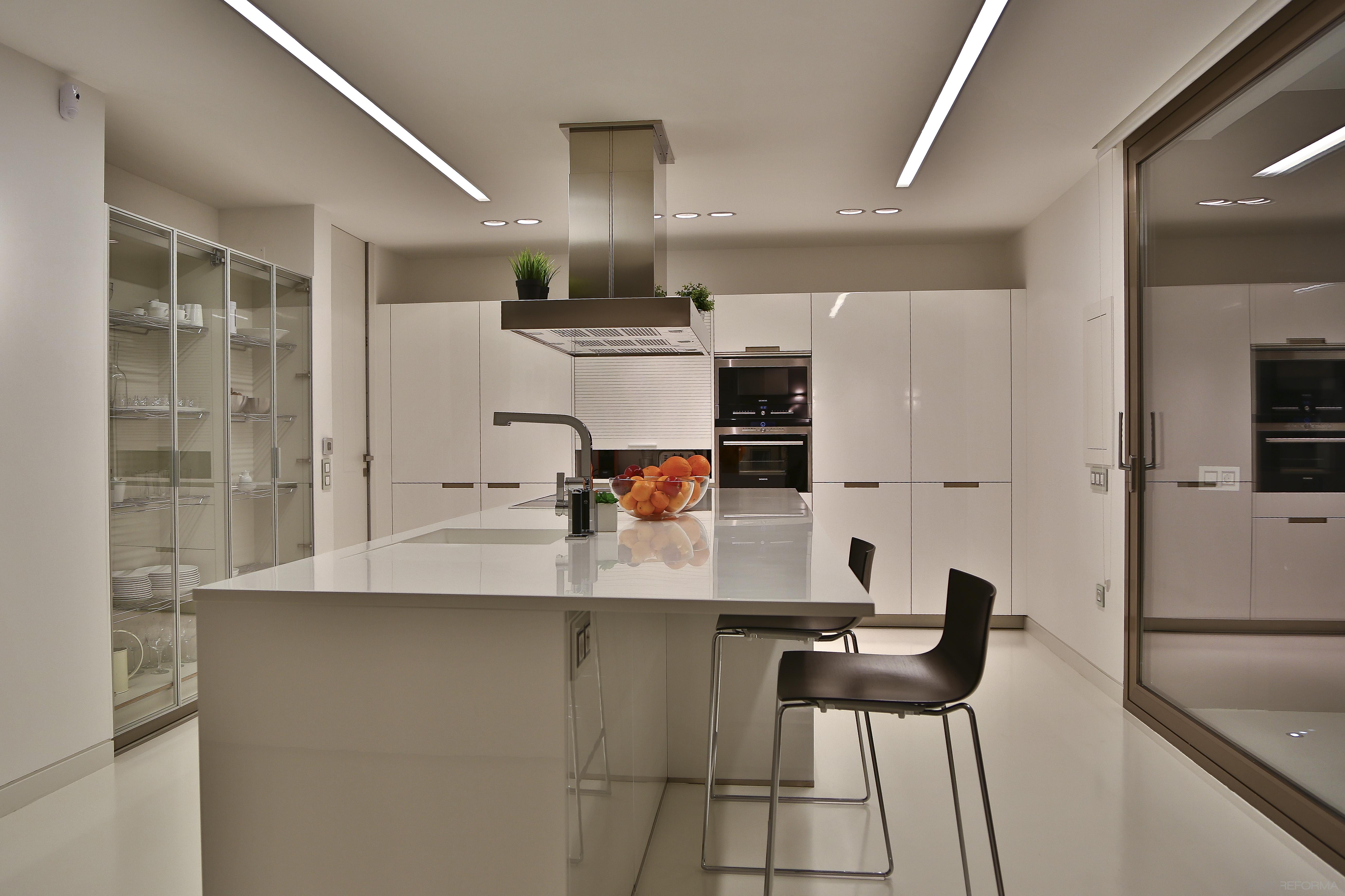 Cocina Estilo contemporaneo Color blanco, gris, negro  diseñado por Élite Seis | Arquitecto | Copyright La imagen es de mi propiedad