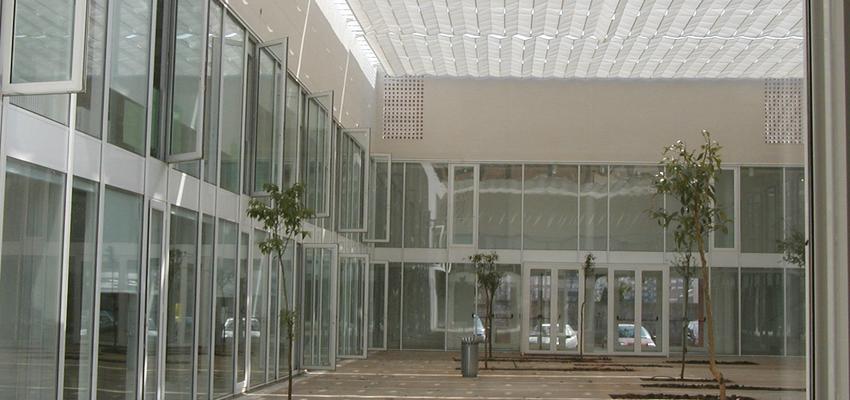 Patio style contemporaneo color gris, plateado  diseñado por Élite Seis | Arquitecto | Copyright La imagen es de mi propiedad