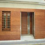 Exterior style contemporaneo color marron, bronce
