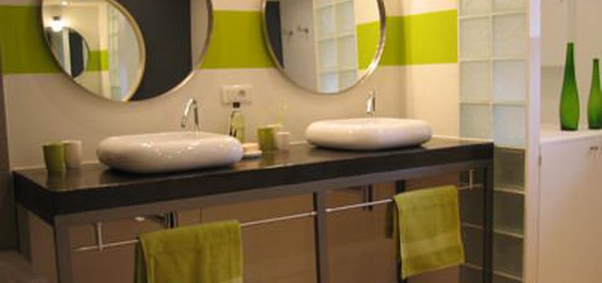 Baño style contemporaneo color marron, verde, blanco, negro, plateado  diseñado por gran rambla | Gremio 