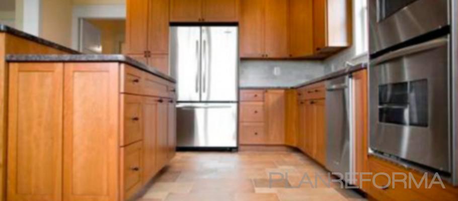 Cocina style tradicional color marron, beige, marron, blanco, gris  diseñado por gran rambla | Gremio 