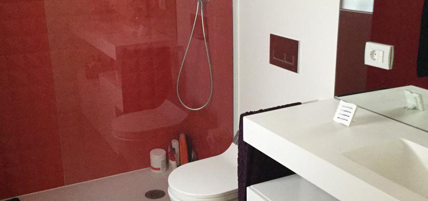 Baño Estilo moderno Color rojo, gris  diseñado por Termas Spazio | Gremio | Copyright Termas Spazio
