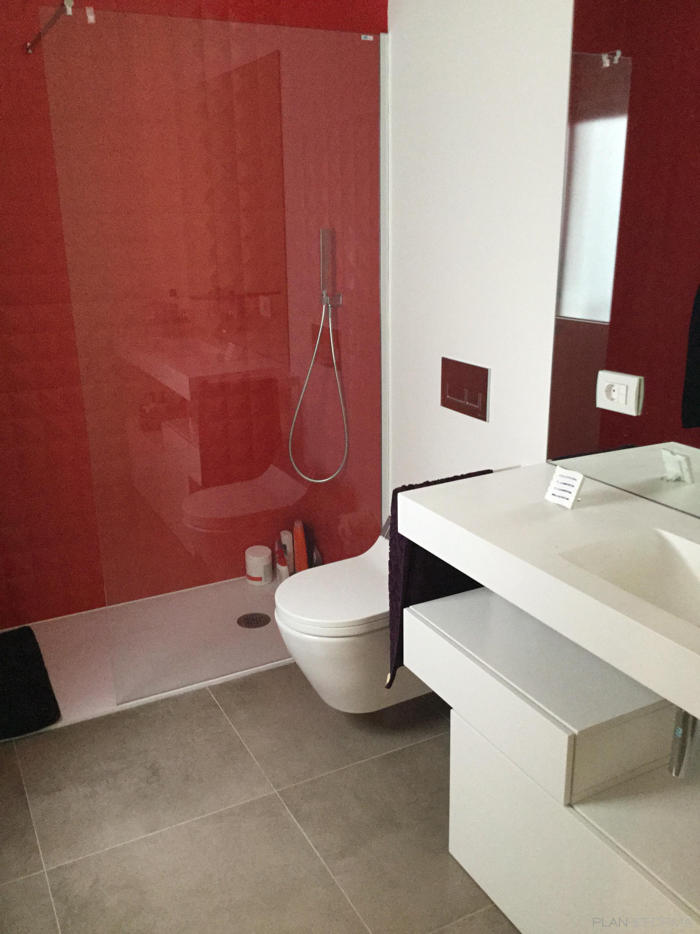 Baño Estilo moderno Color rojo, gris  diseñado por Termas Spazio | Gremio | Copyright Termas Spazio