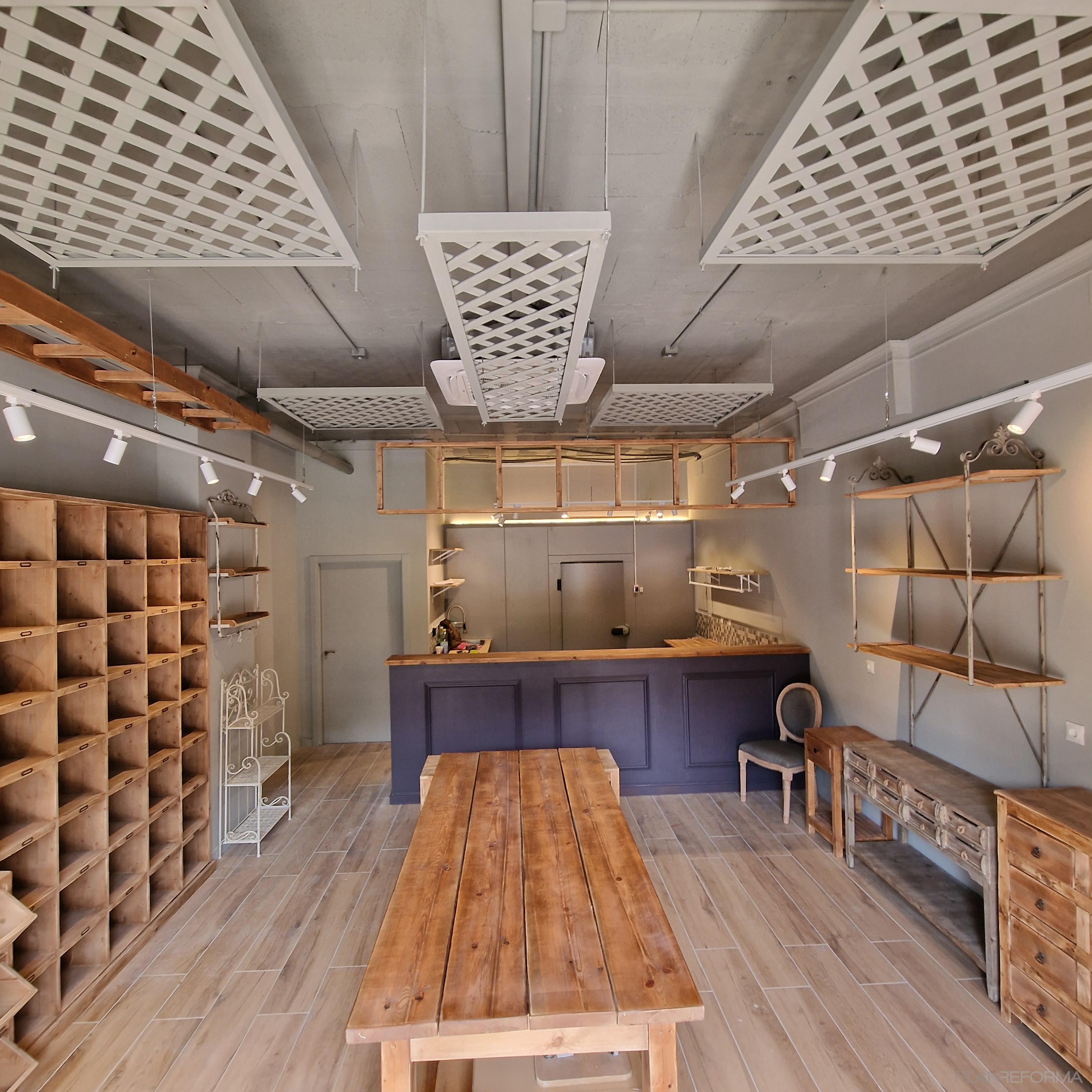 Tienda Estilo rustico Color amarillo claro, gris  diseñado por Jorge Fabián Ramírez | Reformista, constructor | Copyright La obra fue realizada de la mano de los propietarios, Sandra y Adrián como apoyo de proyectos