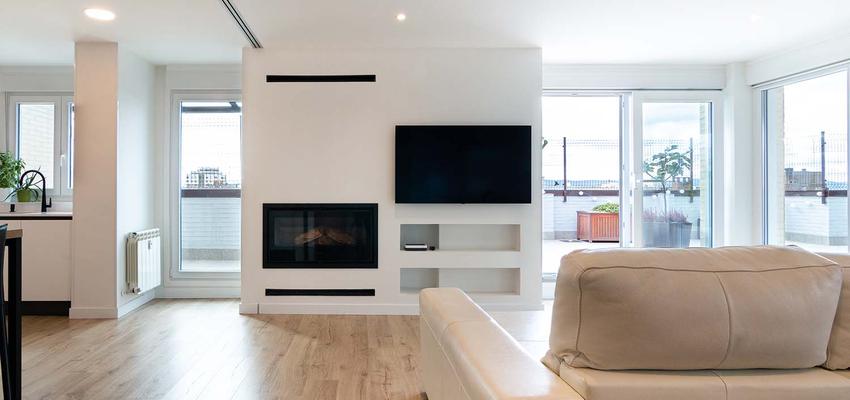 Salon Estilo contemporaneo Color beige, blanco, negro  diseñado por Cocinobra - Reformas integrales en Pamplona y Navarra | Reformista, constructor 