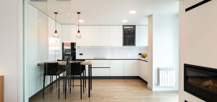 Cocina Estilo contemporaneo Color beige, blanco, gris  diseñado por Cocinobra - Reformas integrales en Pamplona y Navarra | Reformista, constructor 