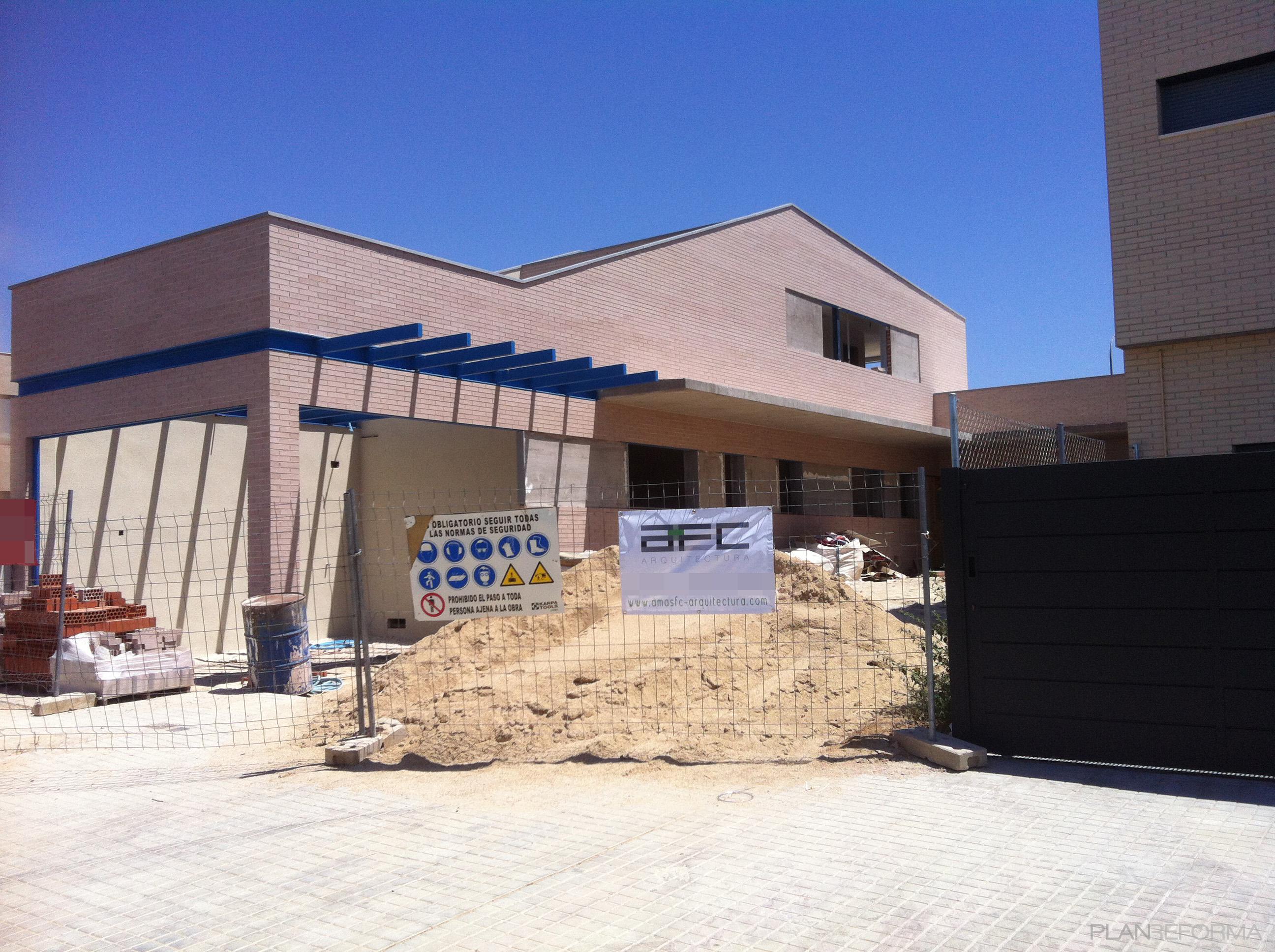 Exterior style contemporaneo color azul oscuro, beige, beige, blanco, gris  diseñado por A+FC_arquitectura | Arquitecto 