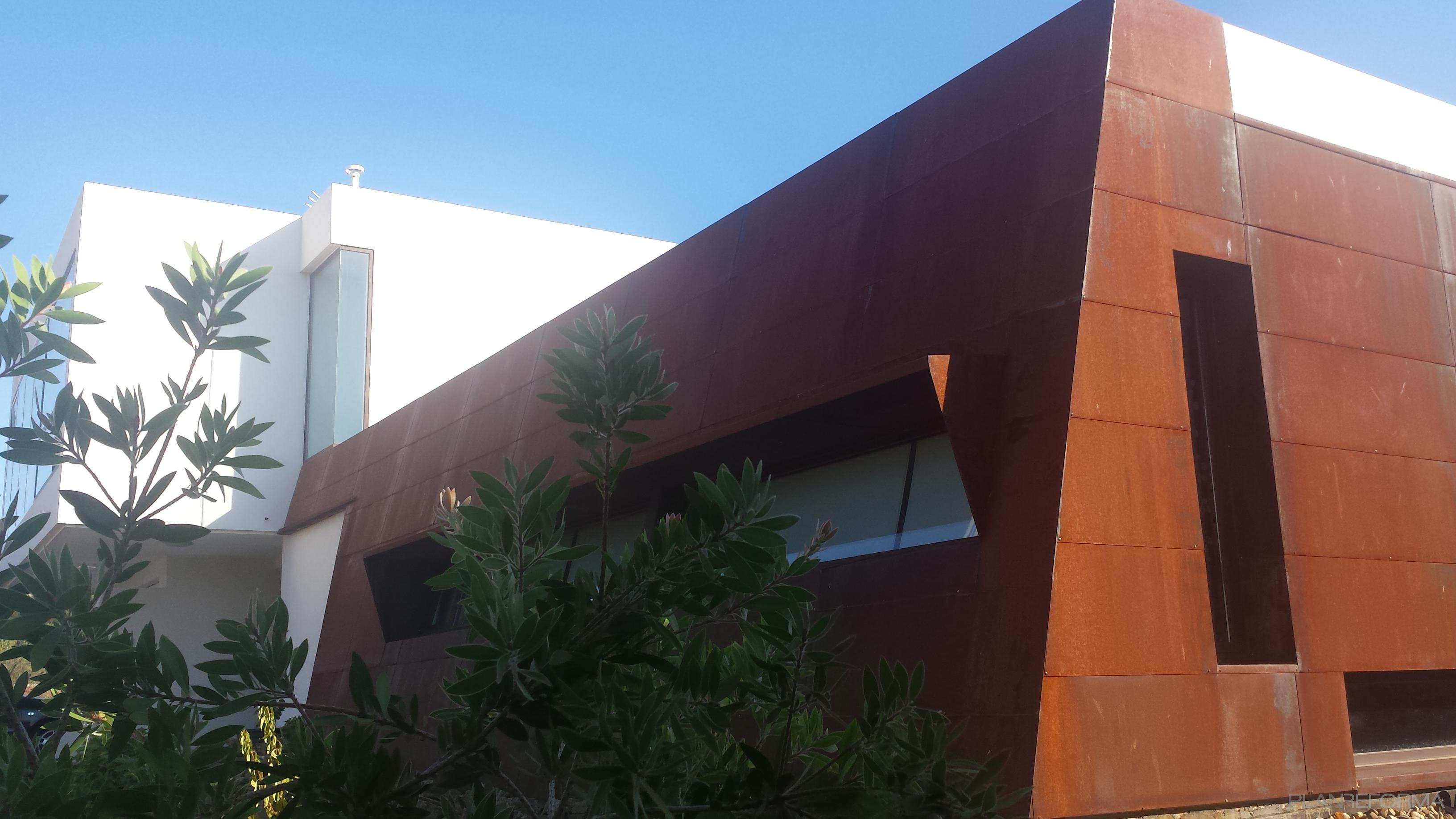 Exterior style contemporaneo color verde, marron, blanco  diseñado por A+FC_arquitectura | Arquitecto 