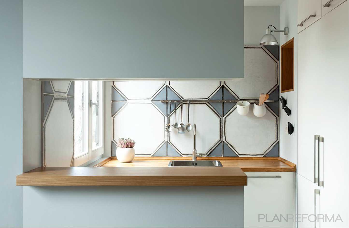 Cocina style contemporaneo color azul cielo, blanco, gris  diseñado por ACABADOMATE | Arquitecto | Copyright Marcela Grassi fotográfa