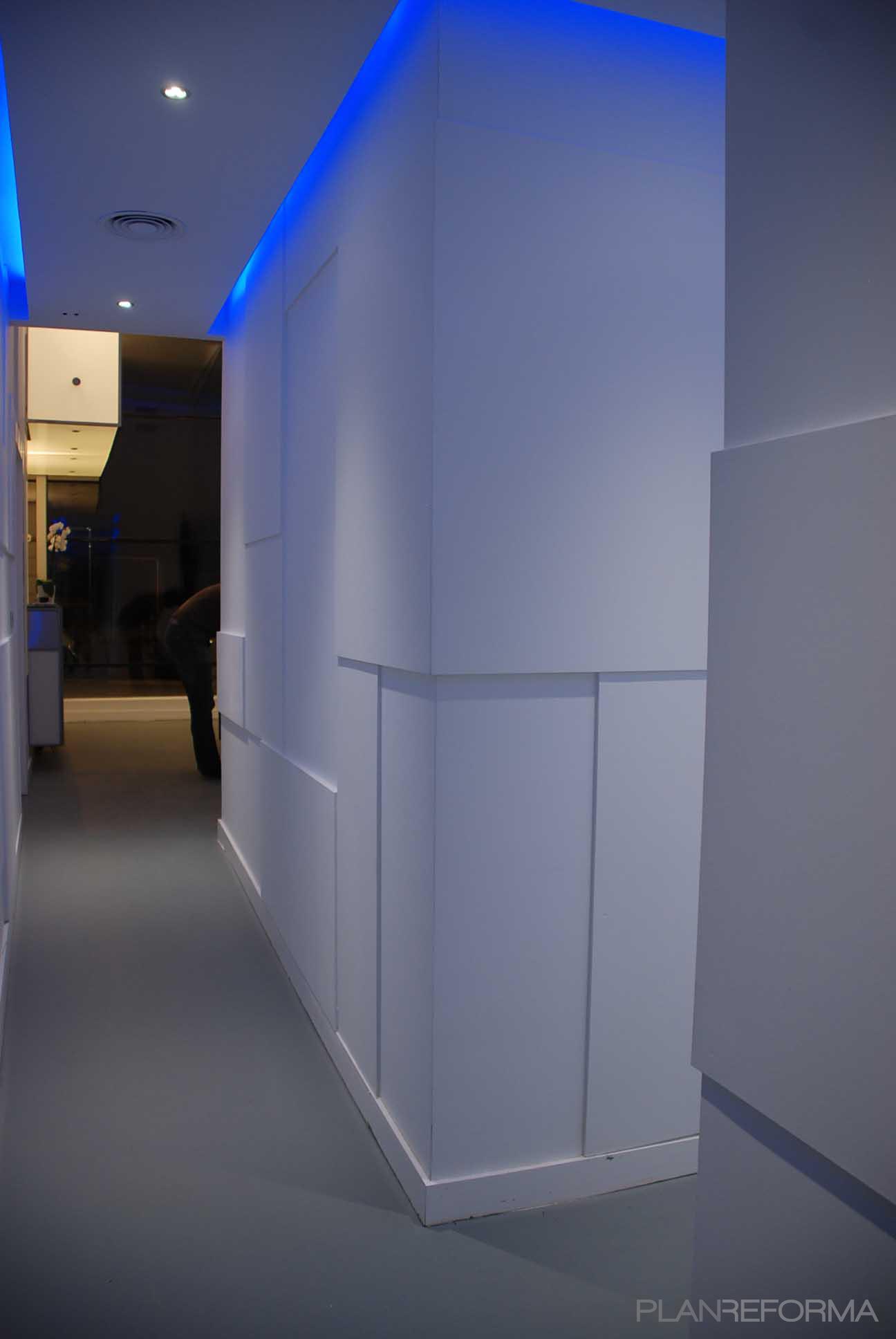 Pasillo Estilo moderno Color azul, blanco, gris  diseñado por Mirmen Arquitectura - Interiorismo - Reformas | Arquitecto | Copyright Soy el propietario