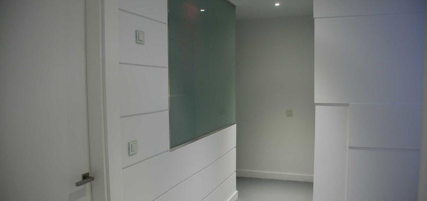 Pasillo Estilo moderno Color blanco, gris, gris  diseñado por Mirmen Arquitectura - Interiorismo - Reformas | Arquitecto 