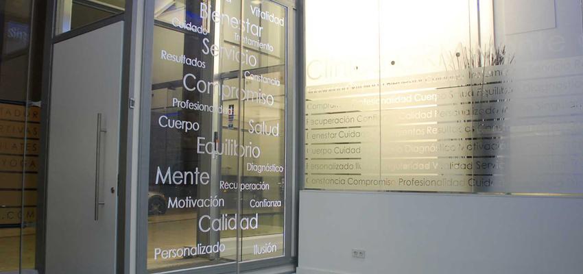 Gimnasio Estilo moderno Color blanco, gris, gris  diseñado por Mirmen Arquitectura - Interiorismo - Reformas | Arquitecto | Copyright Soy el propietario