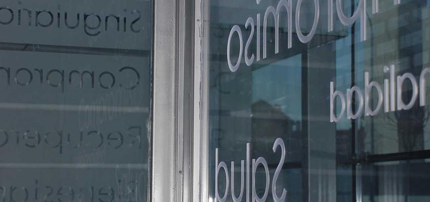 Recibidor Estilo moderno Color blanco, gris, gris  diseñado por Mirmen Arquitectura - Interiorismo - Reformas | Arquitecto | Copyright Soy el propietario