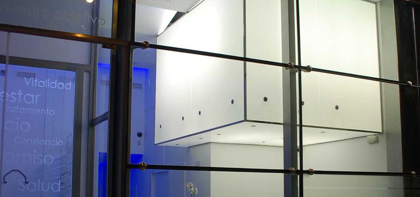 Exterior Estilo moderno Color azul oscuro, blanco, gris, negro  diseñado por Mirmen Arquitectura - Interiorismo - Reformas | Arquitecto | Copyright Soy el propietario