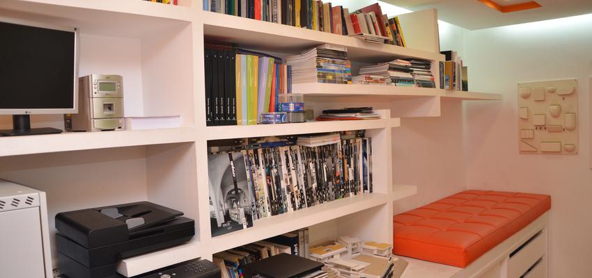 Oficina Estilo moderno Color ocre, marron, blanco  diseñado por Mirmen Arquitectura - Interiorismo - Reformas | Arquitecto | Copyright Soy el propietario