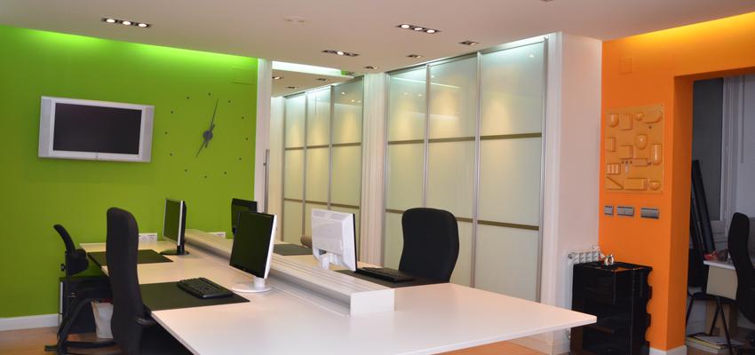 Oficina Estilo moderno Color ocre, verde, marron, blanco, negro  diseñado por Mirmen Arquitectura - Interiorismo - Reformas | Arquitecto | Copyright Soy el propietario