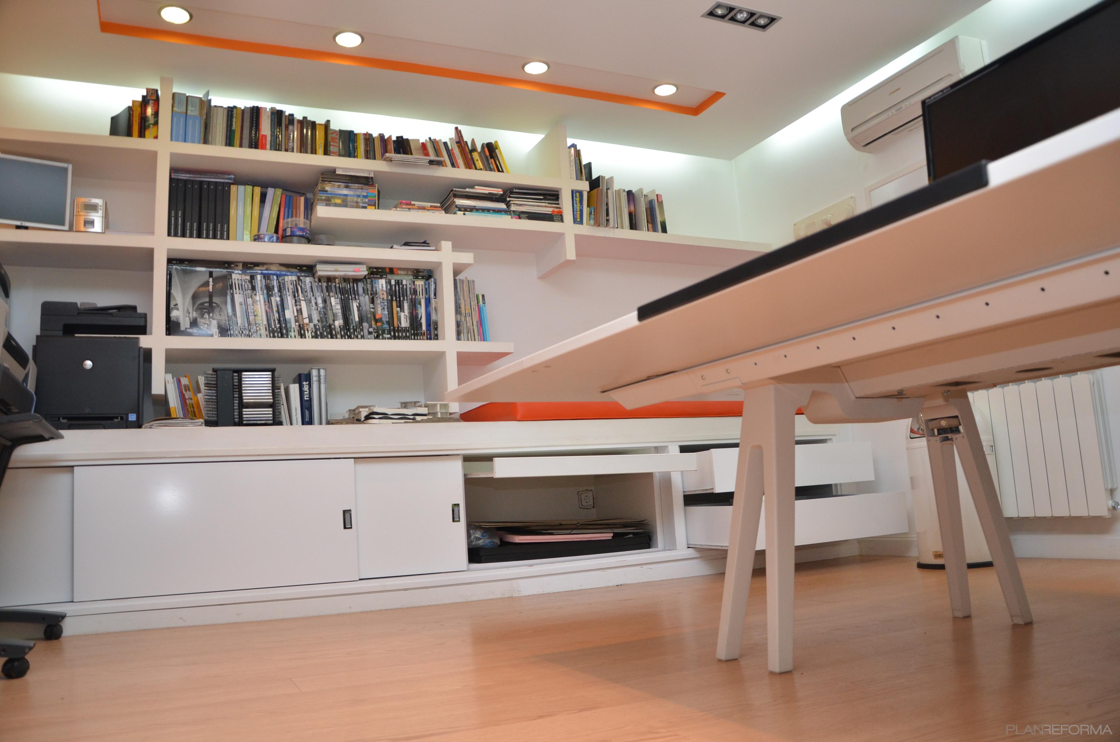 Oficina Estilo moderno Color ocre, blanco, negro  diseñado por Mirmen Arquitectura - Interiorismo - Reformas | Arquitecto | Copyright Soy el propietario