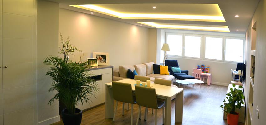 Salon Estilo moderno Color amarillo, azul cielo  diseñado por Mirmen Arquitectura - Interiorismo - Reformas | Arquitecto 