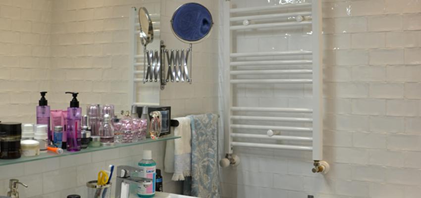 Baño Estilo contemporaneo Color marron, azul, blanco  diseñado por Mirmen Arquitectura - Interiorismo - Reformas | Arquitecto 