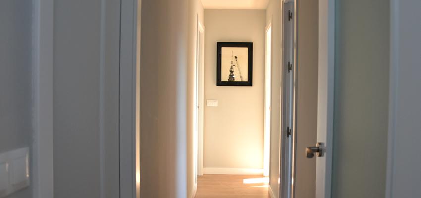 Pasillo Estilo contemporaneo Color marron, blanco, gris  diseñado por Mirmen Arquitectura - Interiorismo - Reformas | Arquitecto 