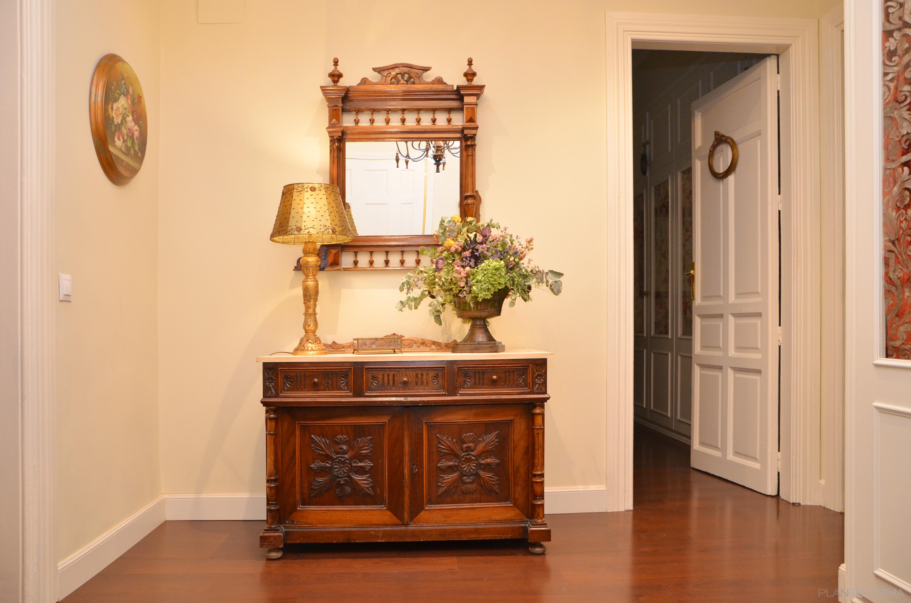 Recibidor, Vestibulo Estilo clasico Color beige, marron, blanco  diseñado por Mirmen Arquitectura - Interiorismo - Reformas | Arquitecto | Copyright Propietario