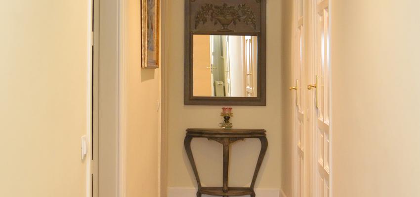 Pasillo Estilo clasico Color beige, marron, blanco  diseñado por Mirmen Arquitectura - Interiorismo - Reformas | Arquitecto | Copyright Propietario