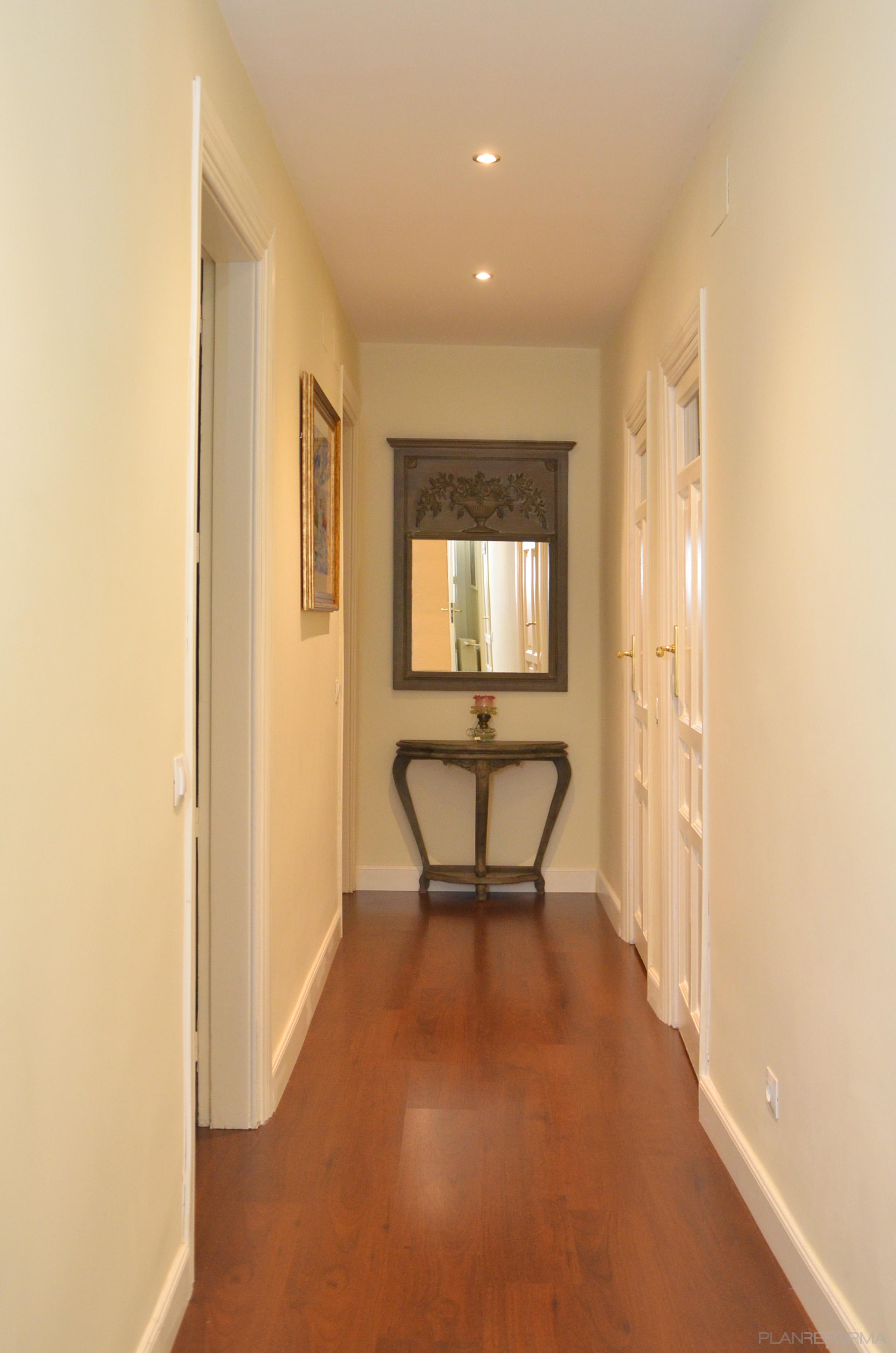 Pasillo Estilo clasico Color beige, marron, blanco  diseñado por Mirmen Arquitectura - Interiorismo - Reformas | Arquitecto | Copyright Propietario