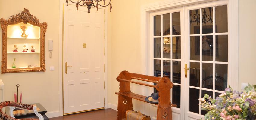 Recibidor, Vestibulo Estilo clasico Color beige, marron, blanco  diseñado por Mirmen Arquitectura - Interiorismo - Reformas | Arquitecto | Copyright Propietario