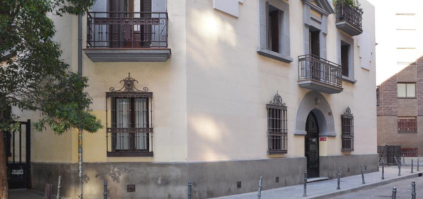 Porche Estilo clasico Color beige, blanco, gris  diseñado por Mirmen Arquitectura - Interiorismo - Reformas | Arquitecto | Copyright Propietario