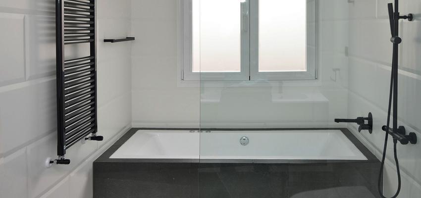 Baño Estilo moderno Color blanco, gris  diseñado por Mirmen Arquitectura - Interiorismo - Reformas | Arquitecto | Copyright Propietario