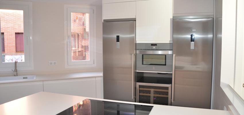 Cocina Estilo moderno Color blanco, gris  diseñado por Mirmen Arquitectura - Interiorismo - Reformas | Arquitecto | Copyright Propietario