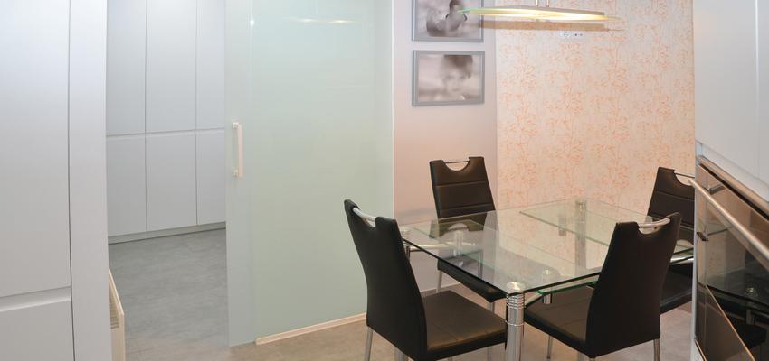 Cocina Estilo moderno Color blanco, gris, dorado  diseñado por Mirmen Arquitectura - Interiorismo - Reformas | Arquitecto | Copyright Propietario