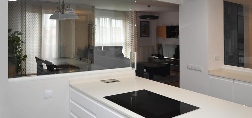 Cocina Estilo moderno Color blanco, gris  diseñado por Mirmen Arquitectura - Interiorismo - Reformas | Arquitecto | Copyright Propietario