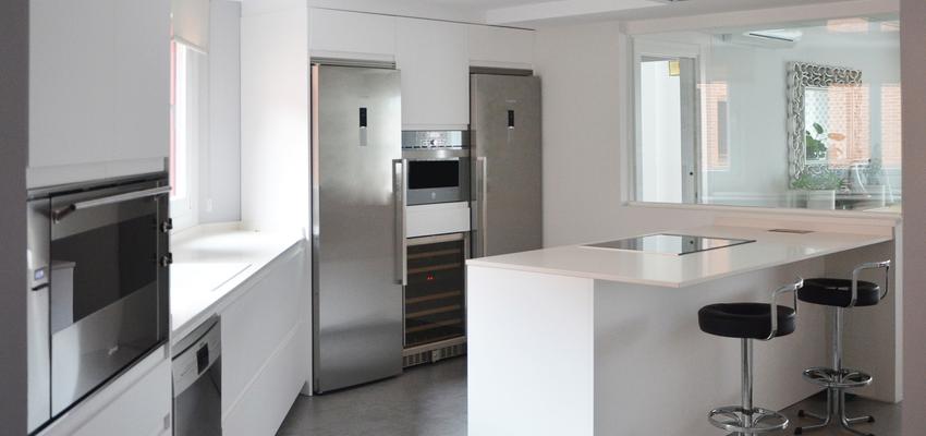 Cocina Estilo moderno Color blanco, gris  diseñado por Mirmen Arquitectura - Interiorismo - Reformas | Arquitecto | Copyright Propietario