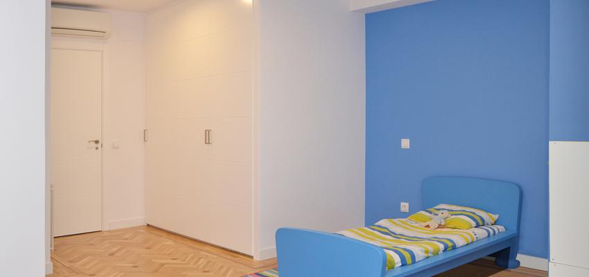 Dormitorio Estilo contemporaneo Color azul, marron, blanco  diseñado por Mirmen Arquitectura - Interiorismo - Reformas | Arquitecto | Copyright Propietario