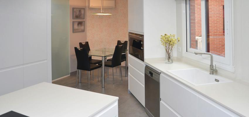 Cocina Estilo moderno Color blanco, gris, dorado  diseñado por Mirmen Arquitectura - Interiorismo - Reformas | Arquitecto | Copyright Es de mi propiedad