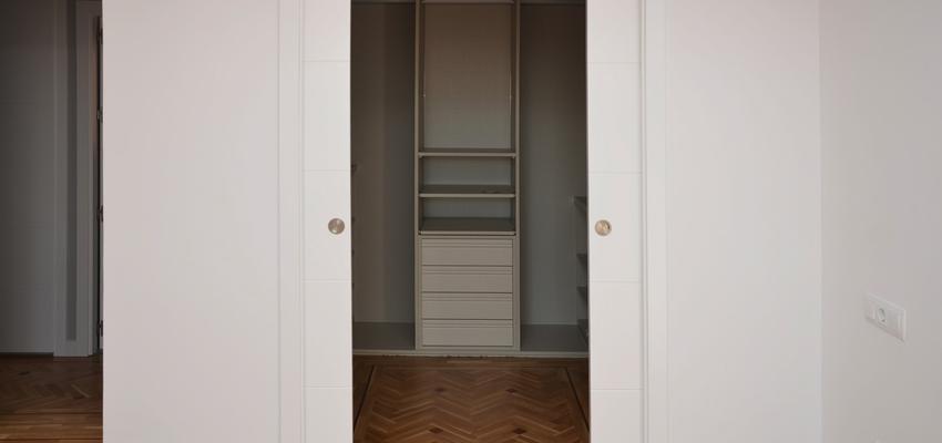 Dormitorio, Vestidor Estilo contemporaneo Color marron, blanco, gris  diseñado por Mirmen Arquitectura - Interiorismo - Reformas | Arquitecto | Copyright Propietario