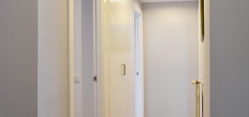 Pasillo Estilo contemporaneo Color marron, blanco, gris  diseñado por Mirmen Arquitectura - Interiorismo - Reformas | Arquitecto | Copyright Propietario