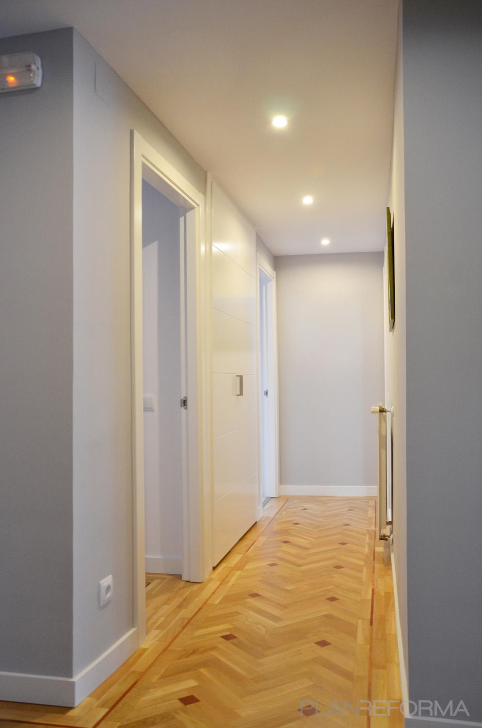 Pasillo Estilo contemporaneo Color marron, blanco, gris  diseñado por Mirmen Arquitectura - Interiorismo - Reformas | Arquitecto | Copyright Propietario